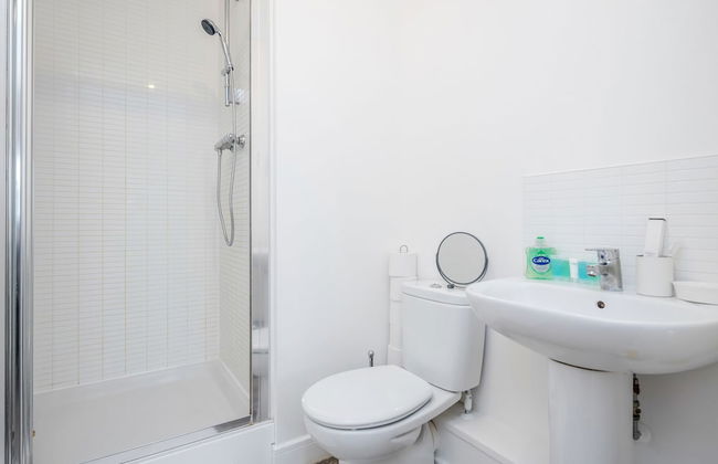 Impeccable 2-bed Apartment in Romford - Photo 17