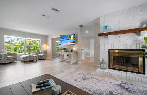 Serenity by the Sea! Cozy pool home with putting green & fire pit! - Foto 12