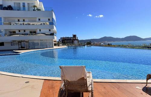 Piscinas de borda infinita e piscina interna aquecida com vistas deslumbrantes para o mar dos Ingleses, a 50 metros de altura - Foto 7