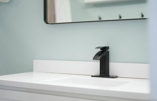 Lakefront - Spacious Family Getaway with Dock! - Foto 30