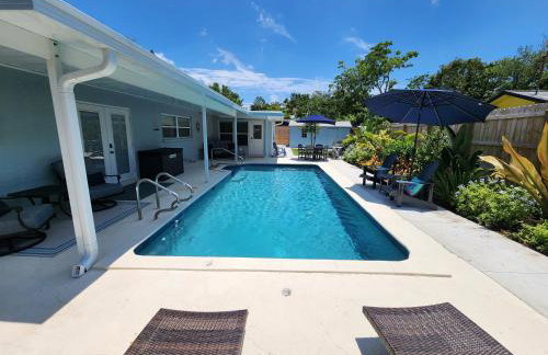 Coastal Vibes! Tropical heated pool home short drive to the beach - Foto 29