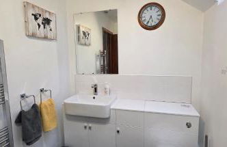 Modern and spacious 2 bedroom apartment with free parking - Photo 27