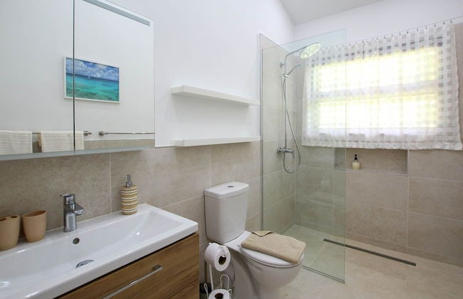 Secluded Beachfront Villa with Large Pool and Gardens - Fryers Well Bay by BSL Rentals - Foto 11