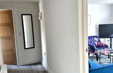 Modern 2 Bedroom First Floor Apartment, Free Parking, Woking - Foto 8
