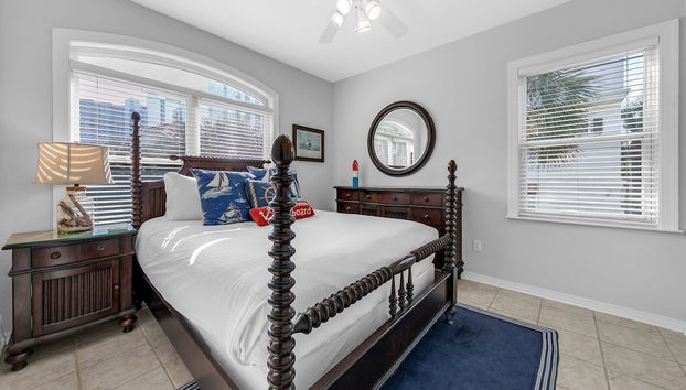 The Spyglass a 5 bed 3 bath house that sleeps 14 and just 67 steps from the beach - Foto 3, Quarto