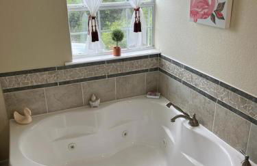 Entire 2br 2ba hilltop view home Sleeps 8 pets 4 acres Jacuzzi Central AC Kingbeds Office Free WiFi Parking Full Kitchen Refrigerator Washer Dryer Furnished Three 3 Large Sunset Dining Patios Grill Stovetop Oven Hiking Wildlife Firepit Quiet very Secluded - Foto 41