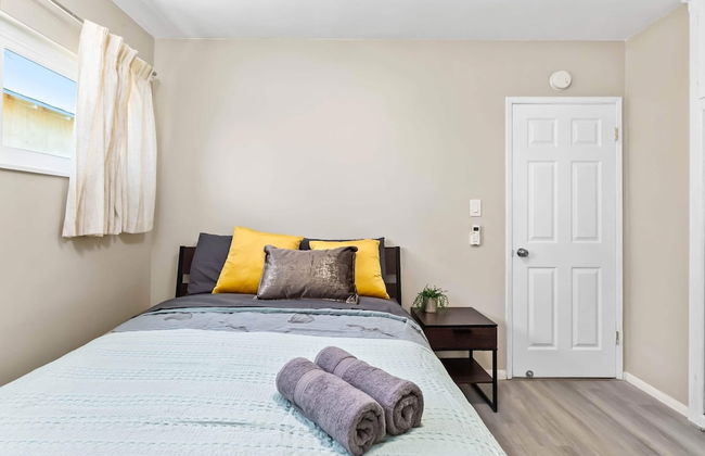 Modern Retreat With Spacious Yard & Cozy Interiors - Photo 7