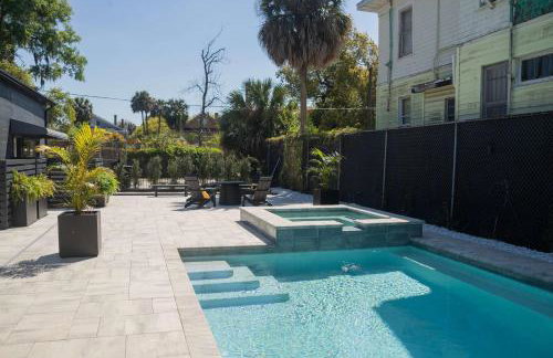 The Pearl & Oasis Duo Stylish 8BR Retreat - Photo 18