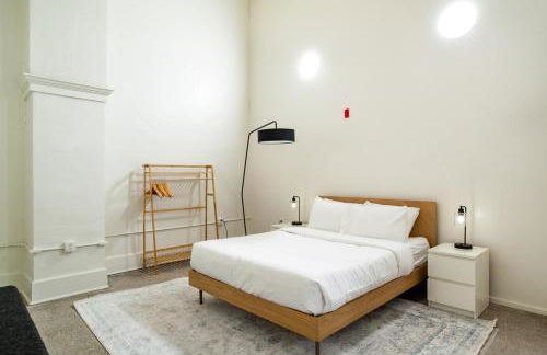 Historic Downtown Loft with Modern Flare - Foto 43