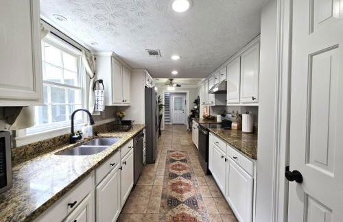 Cozy 5BR Family Retreat Firepit Games Patio - Foto 19