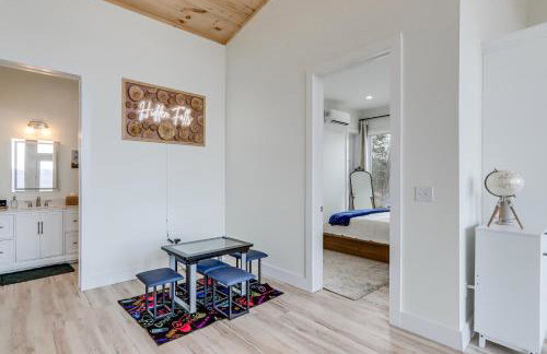 Mtn-View Hidden Falls Cabin with Hot Tub and Deck - Foto 11