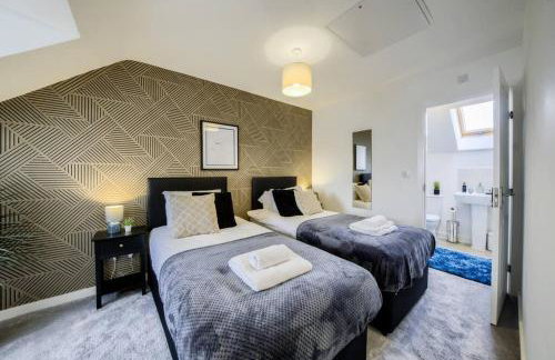 3 BedRoom house, Sleeps 6 with Full Kitchen, Garden and Free Parking - FREE Wi-Fi near Milton Keynes Bowl - Foto 34