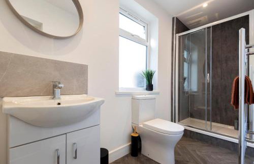 Contractor-Friendly 4-Bed 2-Bath Apartment, fast WiFi, central Redcar - Foto 20