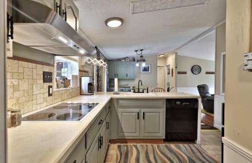 The Bomoseen Bungalow - Vermont Lake House Close to Ski Resorts! Private dock, ski rental ticket deals - Foto 16