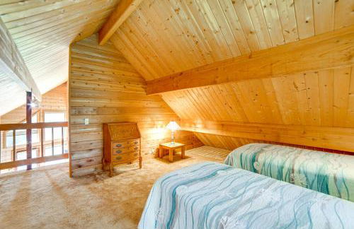 Hot Tub, 1 Mi to Beach 12-Acre Fort Bragg Cabin! - Foto 18