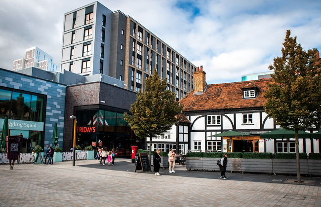 Cozy Luxury City Apartment in Central Bracknell - Photo 33