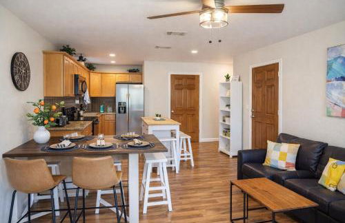 Vacation House, 2 Miles to Beach, Smart TVs, Grill - Foto 14