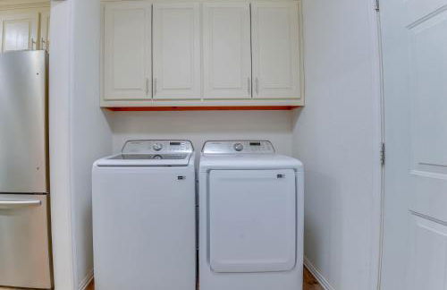 Relax Fireside! Poolside Oasis 3 Mi to Dtwn Sanger - Foto 11