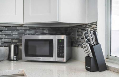 Stylish Home w Full Kitchen Garage Backyard - Foto 30