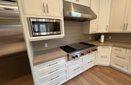 25-Bed, Amenity-Rich Estate in a Private Forest - Foto 48