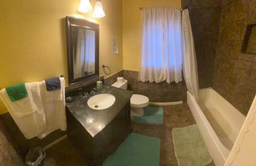 Modern Comfort Near Military Bases & Shopping – Walk to Parks & Lakes! - Foto 13