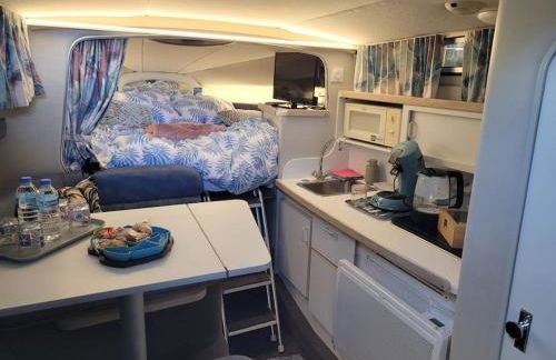 Bateau sur terre près du bassin - Foto 9