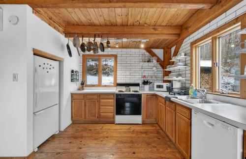 Cozy Mountain Retreat with Hot Tub & Fire Pit - Foto 25