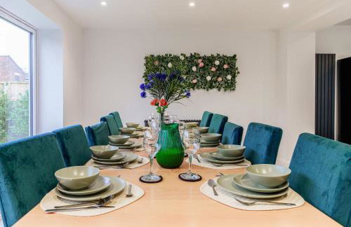 Large 6-Bed house, Free Parking & Motorway Access - Foto 6