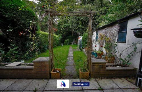 Spacious 3 BDR By Avalora Short Lets & Serviced Accommodation Queensway With Big Garden, Near Train Station, Airport & Large Driveway - Photo 37