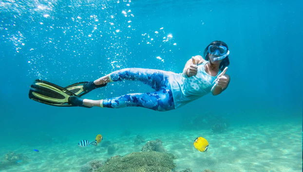 Uma garota fazendo snorkel na Ilha Giftun