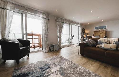25 Breakwaters - Beach Hut is Included with this Pet Friendly Lux Apartment with Balcony, Stunning Sea Views over to Culver Cliffs & Free Parking - Photo 25