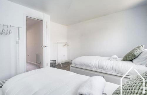 Beautiful 5 Bedroom Home in the City Centre with gated parking - Foto 15