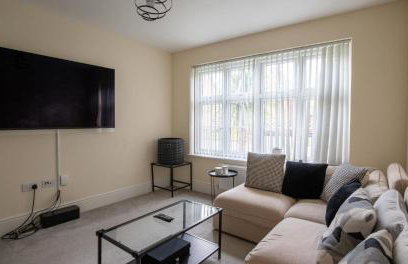 Impressive 4 Bed House Sleeps 8 - Private Parking Fast Wi-Fi Netflix & Foosball, Business Insurance and Leisure Travellers Welcome - Foto 27