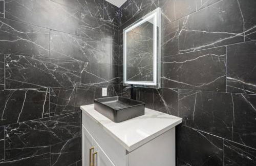 Chic Stay with Free Parking and Fast WiFi - Foto 6