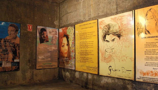 Pannelli espositivi all'interno della Cueva del Arte