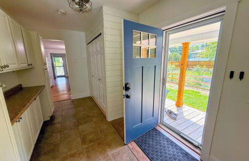 91M Renovated Bethlehem home with hot tub, firepit, large yard, walk to restaurants - Photo 6