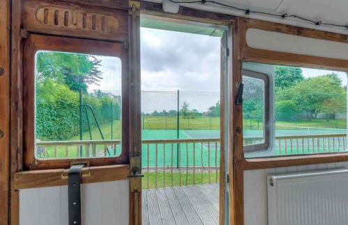 Railway Carriage accommodation with tennis court! - Foto 16