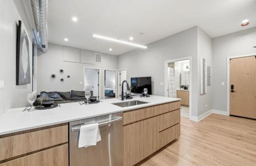 Edgewater Apt with Free Parking Gym Modern Living - Photo 9