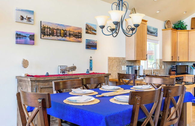 Harborview Getaway by Avantstay Walk to Beach - Photo 12