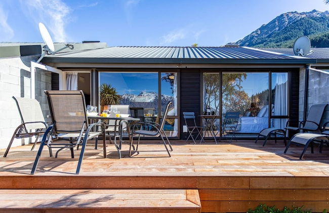 Amazing Lake View Spacious Townhouse with Parking - Photo 24