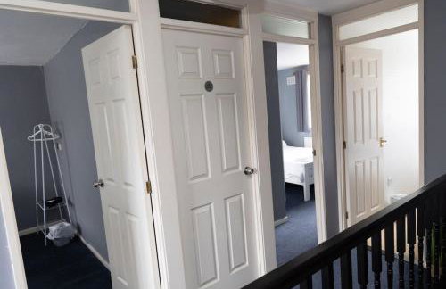 3 bed home sleeps 8 people located 1 min from train stop - Otley Terrace - Photo 20