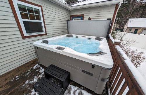 Luxurious Lake Retreat with Hot Tub and Walk to Beach - Foto 16