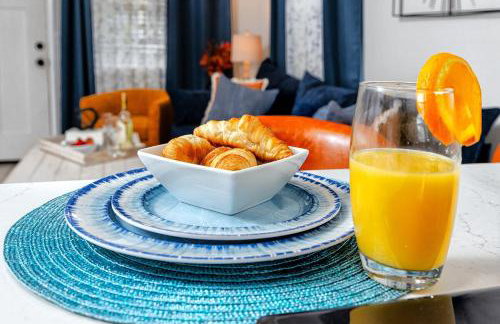 NEW Steps to Downtown - 7 Mins to Beach & Free Parking - Foto 10