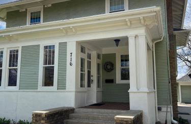 CRAFTSMAN'S MAIN FLOOR with huge DECK! - Foto 1