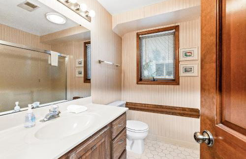 Experience lakeside luxury at Sunset Cove, a spacious 5-bedroom home - Foto 12