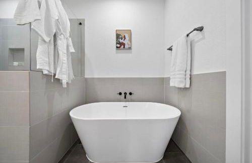 Cozy Home Near MedCenter, Uptown, & Downtown - Foto 13