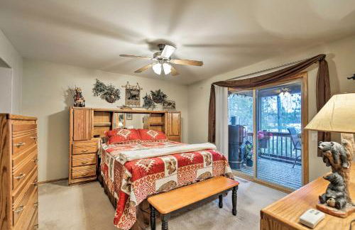 Lakefront Family Getaway with Private Deck and Dock! - Foto 12