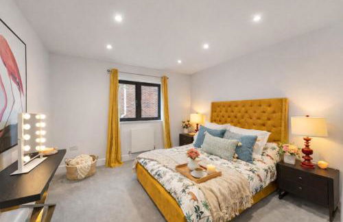 Luxury 4BR Smart Home with Smart Features, Garden, SkyStream & Free Parking - Sleeps Up To 8 in Gerrards Cross SL9 - Photo 10