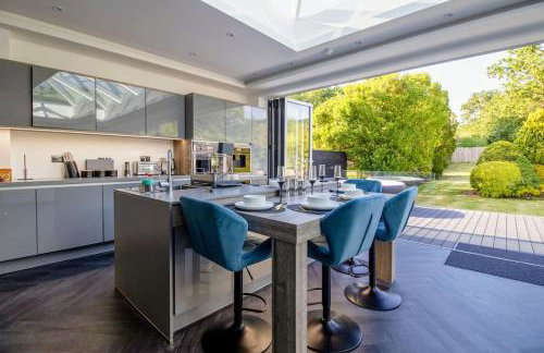 Luxury 4-Bedroom High-End Home, Includes Jacuzzi and Pool Table - Foto 17