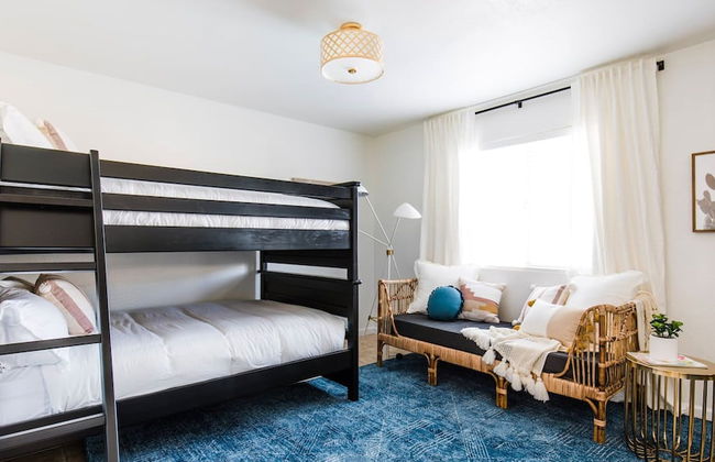 Perfect 4 Bdrm Home With Pool and Game Room! - Foto 6